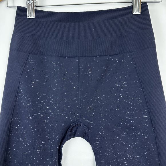 Lululemon‎ Athletica Free To Flow Crop 17 Inch Inseam Navy And White Size 6 - Picture 1 of 5